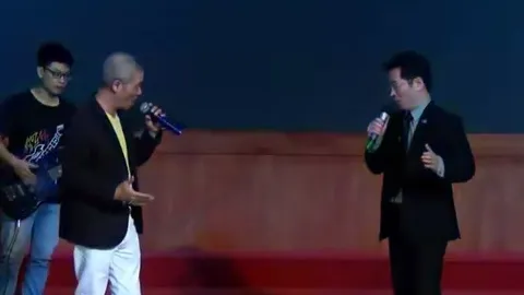 Nhạc sĩ Trương Quý Hải, cựu sinh viên lớp Khai thác lộ thiên K30, giao lưu tại Trường Đại học Mỏ - Địa chất nhân dịp kỷ niệm 50 năm thành lập trường (1966-2016).